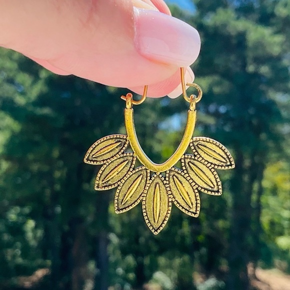 Gold Tone Boho Flower Shaped Filigree Retro Hoop Earrings - Picture 2 of 5